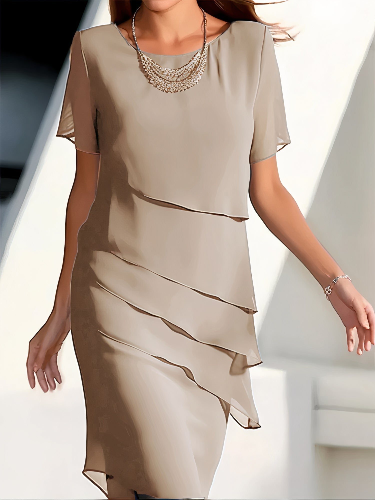 Abito a Balze con Silhouette Fluida per Donna
