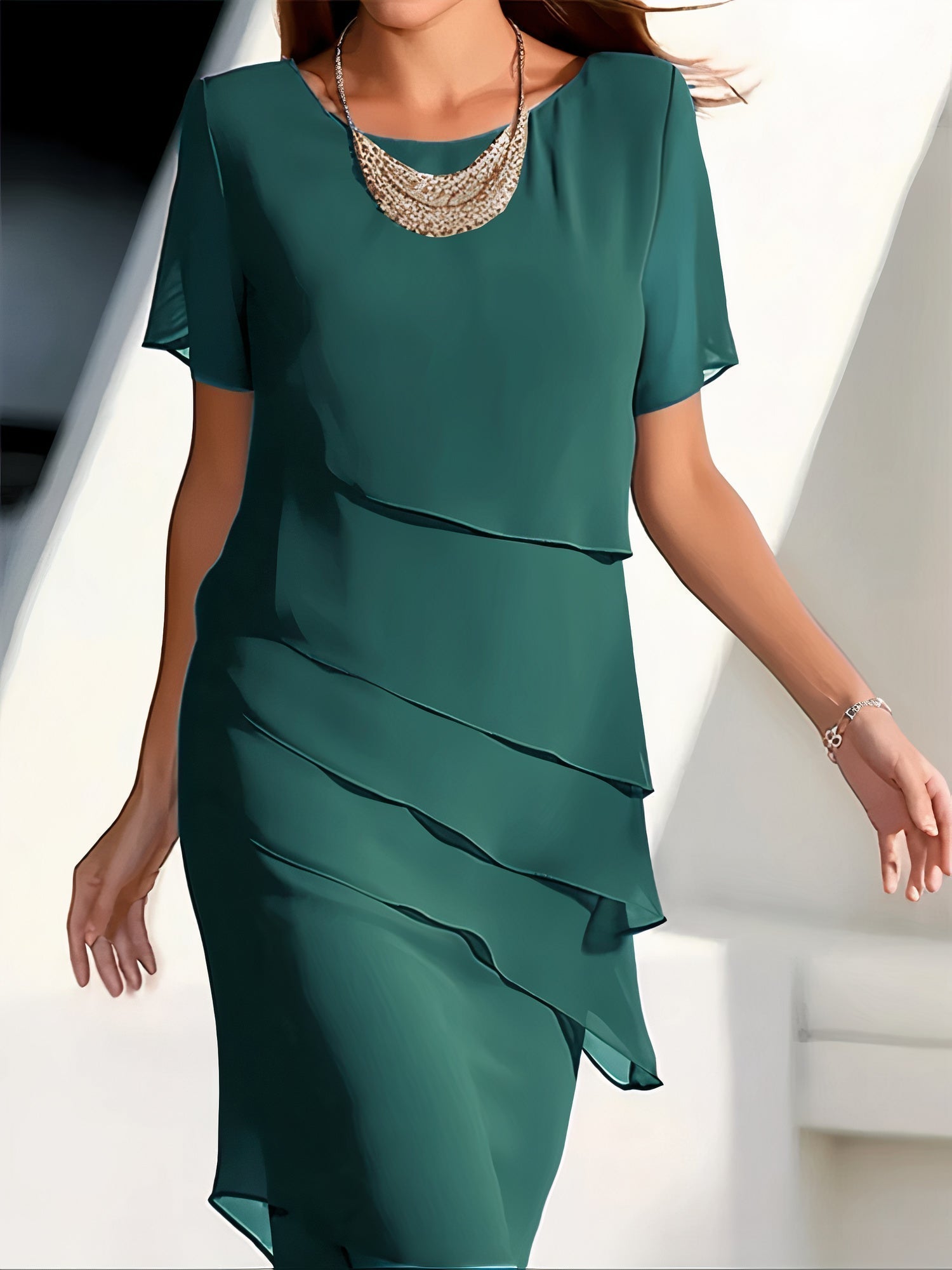 Abito a Balze con Silhouette Fluida per Donna