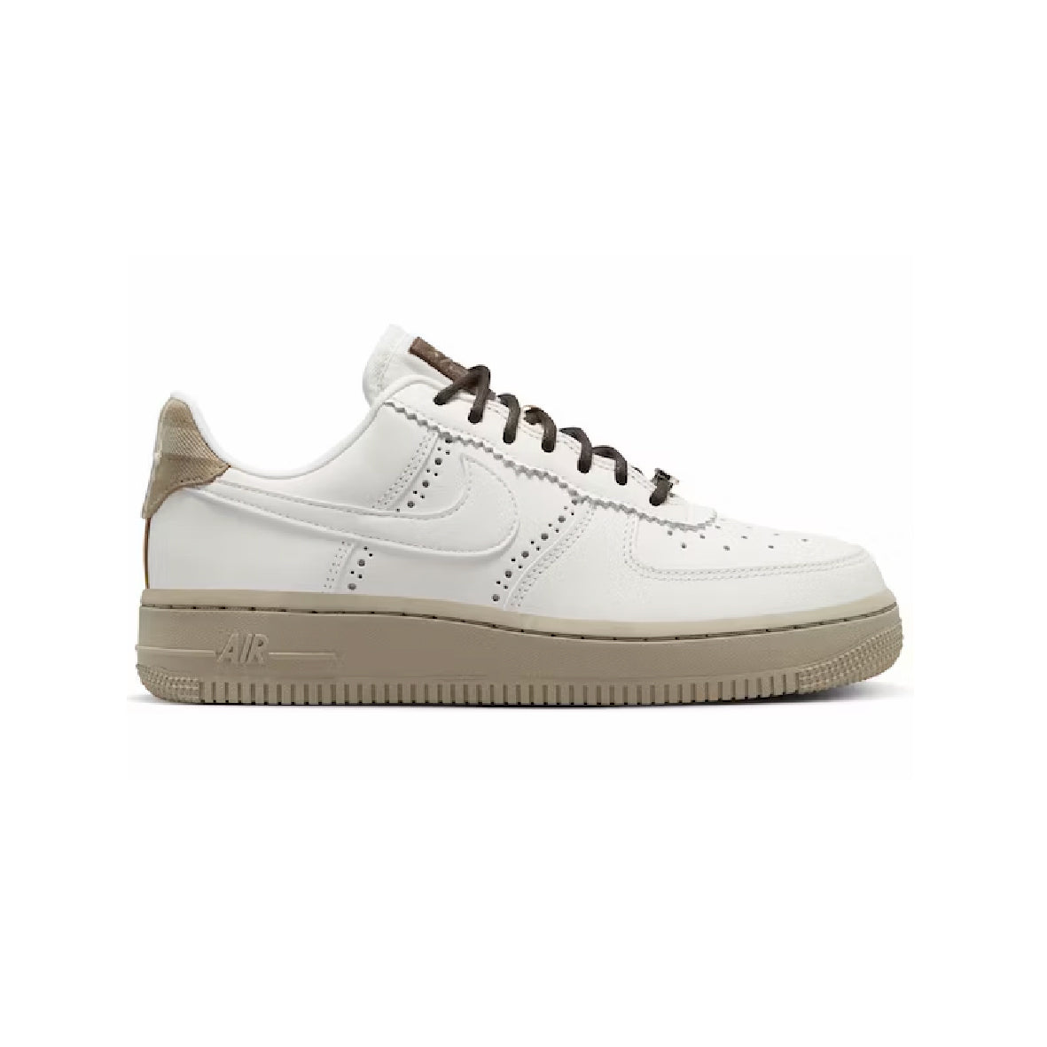 Nike Air Force 1 '07 Pelle Bianca Dettagli Brogue e Suola Beige