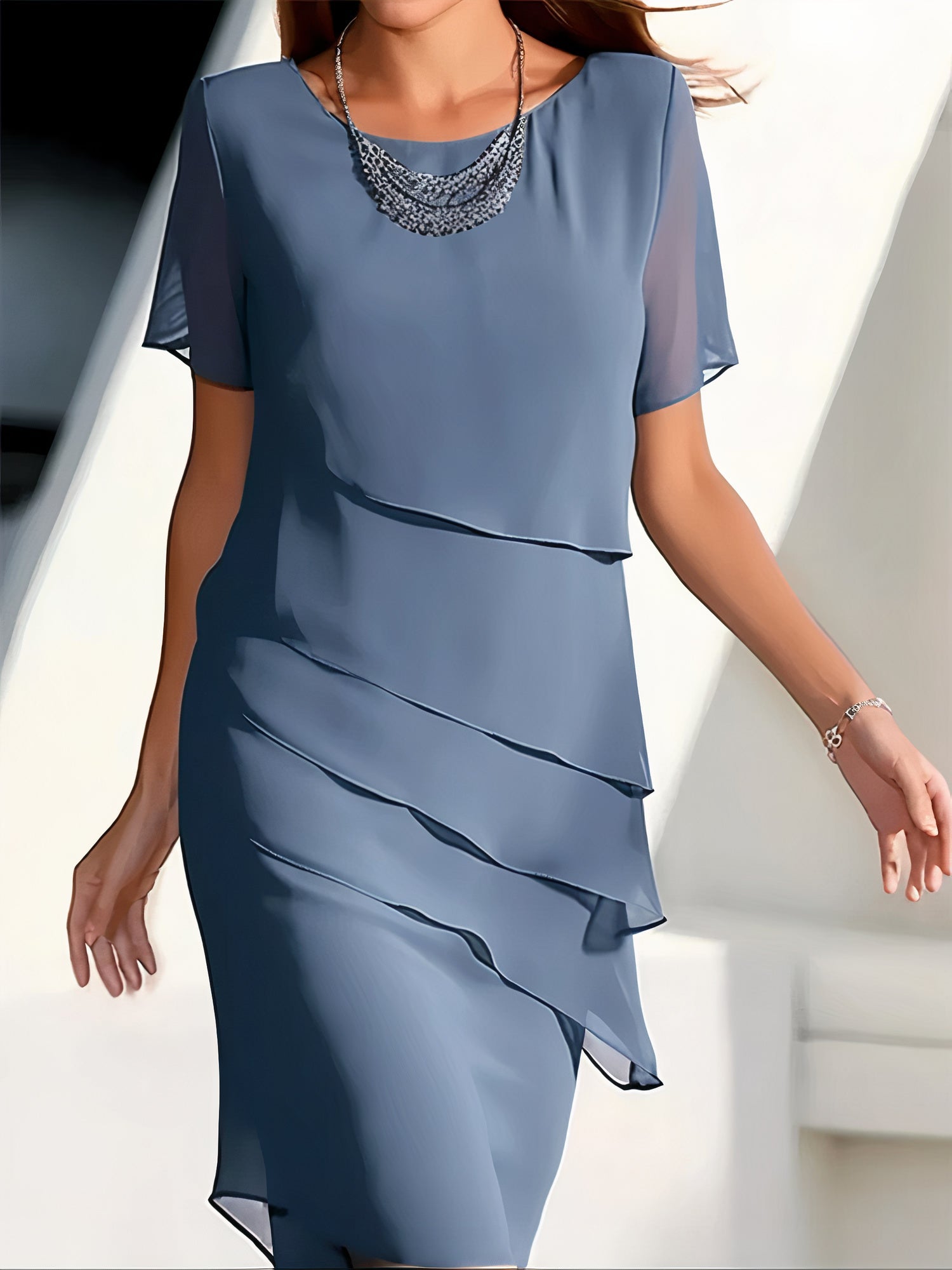 Abito a Balze con Silhouette Fluida per Donna